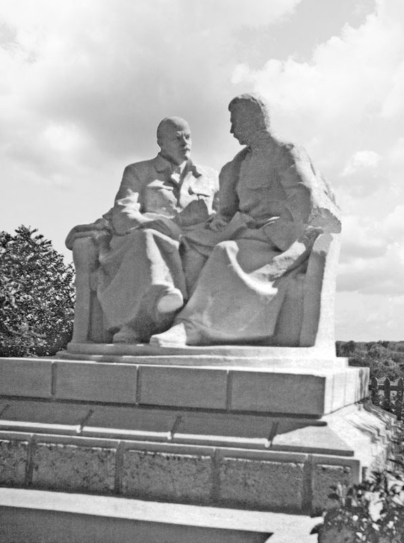  Во дворе парткабинета по улице 25 го Октября